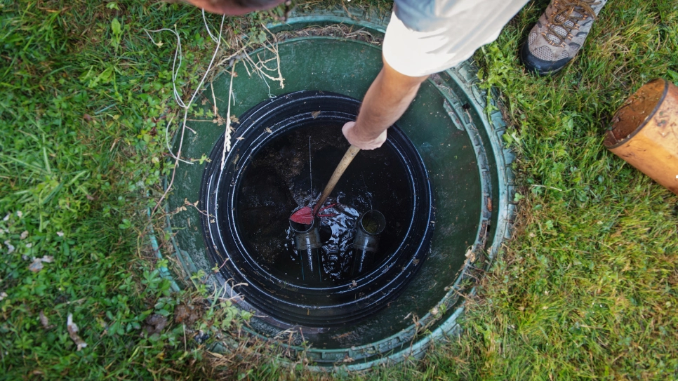 A képen egy szennyvíztartály szerelése látható.